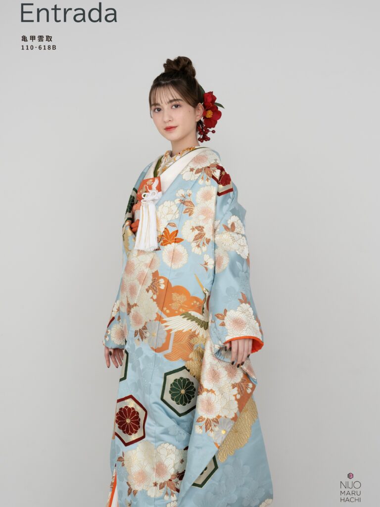 色打掛 110-618B | 亀甲や鶴は長寿の象徴として古来より人々から親しまれてきました。水色にオレンジを組み合わせることでレトロな印象に仕上げています。また、地文様として桜柄を全面に配することにより、シンプルながらしっかりと豪華さも感じていただける一枚となりました。