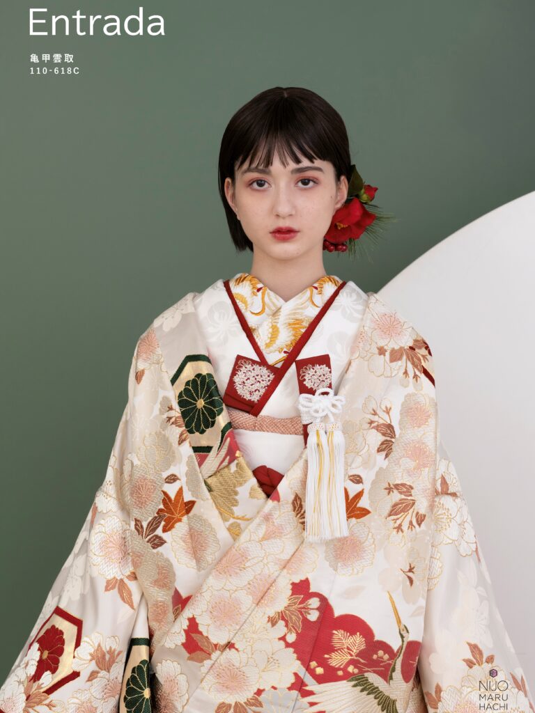 色打掛 110-618C | 亀甲や鶴は長寿の象徴として古来より人々から親しまれてきました。純粋無垢な白に赤の雲取を配し、彩色することによりモダンで華やかな印象に仕上げました。また、地文様として桜柄を全面に配することによりシンプルながらしっかりと豪華さも感じていただける一枚となりました。