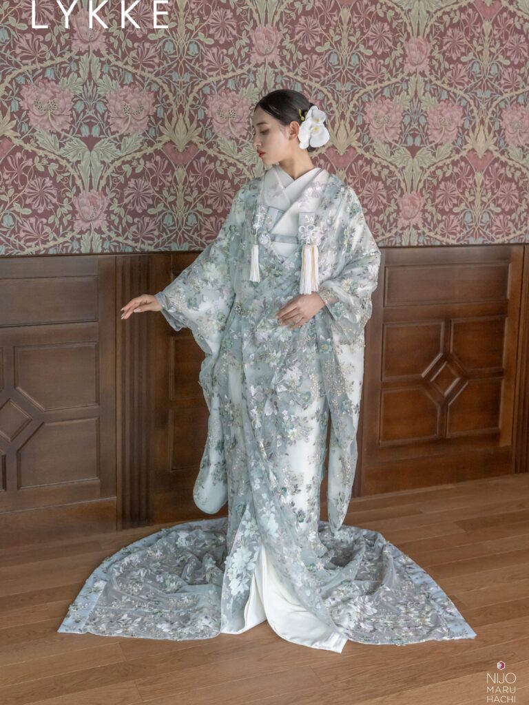 154-797N | ドレスのようにご着用いただけるレース打掛。裾の広がりが美しくなるシルエットが特徴です。