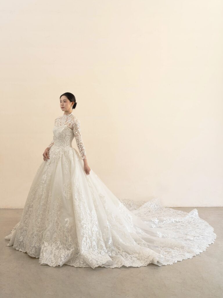 RF-058（アイボリー） | 透明感と絶妙なはり感が特徴のメッシュ素材にシルバー糸と細かいスパンコールが華やかに煌めくインパクトのあるレースを大胆にあしらった王道ドレス。スカートの奥にはさらにスパンコールの施されたグリッターチュールを仕込み、ドレス全体をこの上なくキラキラに演出します。オフショルダー、レース袖ネックモチーフの3種類を組み合わせてお召いただけます✨