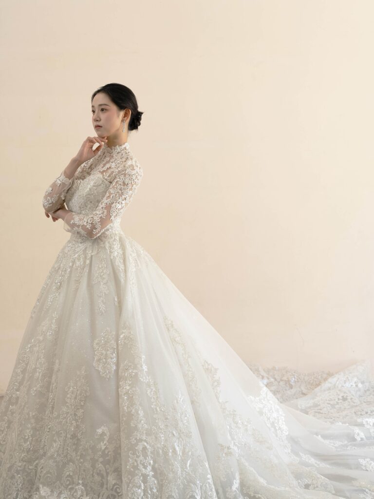 RF-058（アイボリー） | 透明感と絶妙なはり感が特徴のメッシュ素材にシルバー糸と細かいスパンコールが華やかに煌めくインパクトのあるレースを大胆にあしらった王道ドレス。スカートの奥にはさらにスパンコールの施されたグリッターチュールを仕込み、ドレス全体をこの上なくキラキラに演出します。オフショルダー、レース袖ネックモチーフの3種類を組み合わせてお召いただけます✨