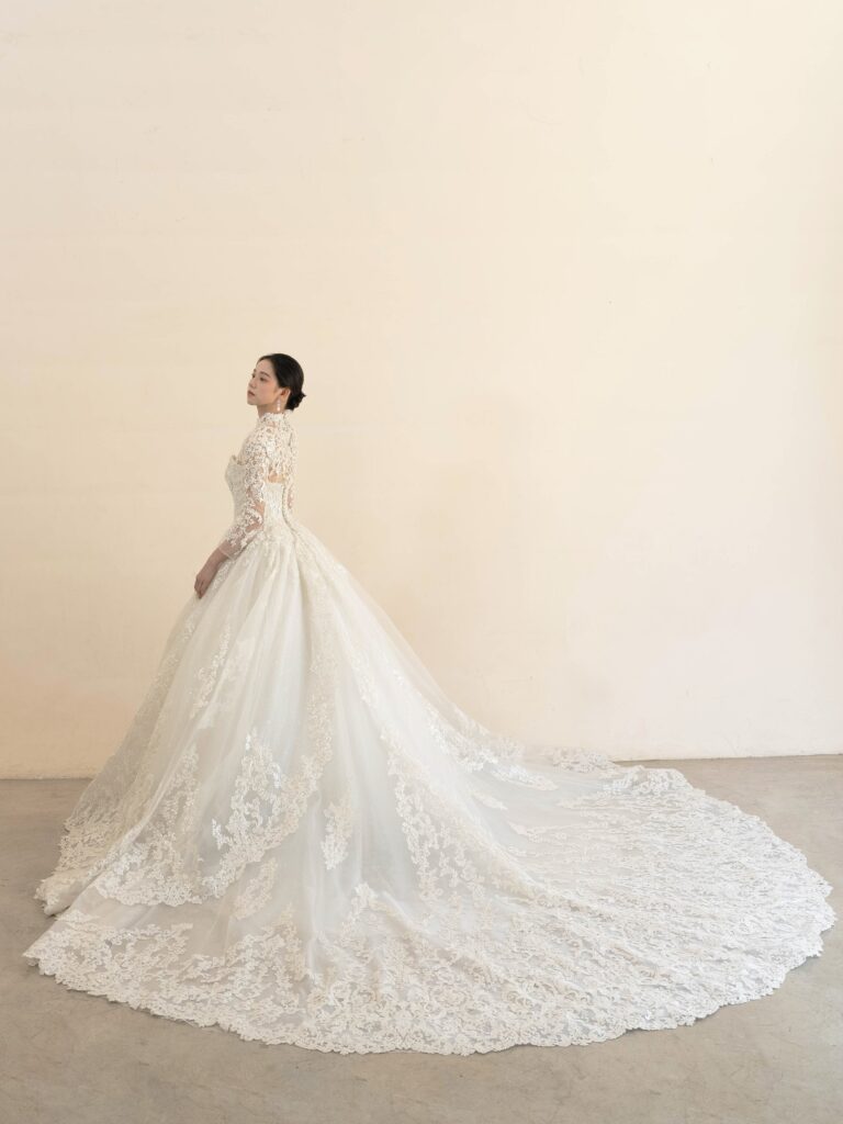 RF-058（アイボリー） | 透明感と絶妙なはり感が特徴のメッシュ素材にシルバー糸と細かいスパンコールが華やかに煌めくインパクトのあるレースを大胆にあしらった王道ドレス。スカートの奥にはさらにスパンコールの施されたグリッターチュールを仕込み、ドレス全体をこの上なくキラキラに演出します。オフショルダー、レース袖ネックモチーフの3種類を組み合わせてお召いただけます✨