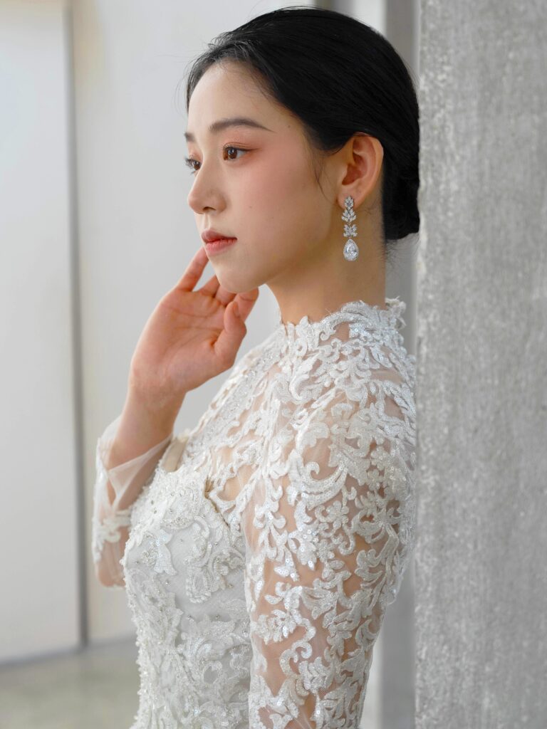 RF-058（アイボリー） | 透明感と絶妙なはり感が特徴のメッシュ素材にシルバー糸と細かいスパンコールが華やかに煌めくインパクトのあるレースを大胆にあしらった王道ドレス。スカートの奥にはさらにスパンコールの施されたグリッターチュールを仕込み、ドレス全体をこの上なくキラキラに演出します。オフショルダー、レース袖ネックモチーフの3種類を組み合わせてお召いただけます✨