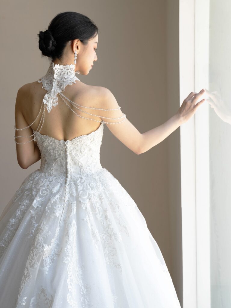 RF-058（アイボリー） | 透明感と絶妙なはり感が特徴のメッシュ素材にシルバー糸と細かいスパンコールが華やかに煌めくインパクトのあるレースを大胆にあしらった王道ドレス。スカートの奥にはさらにスパンコールの施されたグリッターチュールを仕込み、ドレス全体をこの上なくキラキラに演出します。オフショルダー、レース袖ネックモチーフの3種類を組み合わせてお召いただけます✨