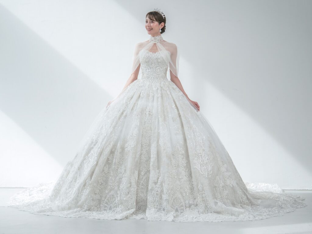 RF-059（アイボリー） | アトリエエム45周年記念ドレスの「Celeste（セレステ）」はアニバーサリードレスにふさわしい圧巻のウェディングドレス。トレーンの長さは圧倒的なロングトレーン、お袖やチョーカーは何通りも変更可。ハンドメイド刺繍にこだわり、異なる2種類エンブロイダリーレースを贅沢に重ね総レースのように仕立ててあります。スパンコールチュール、グリッターチュール、最後にクリスタルビーズを含めた刺繍はドレス全体が宝石のように輝きます✨