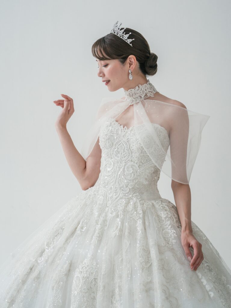 RF-059（アイボリー） | アトリエエム45周年記念ドレスの「Celeste（セレステ）」はアニバーサリードレスにふさわしい圧巻のウェディングドレス。トレーンの長さは圧倒的なロングトレーン、お袖やチョーカーは何通りも変更可。ハンドメイド刺繍にこだわり、異なる2種類エンブロイダリーレースを贅沢に重ね総レースのように仕立ててあります。スパンコールチュール、グリッターチュール、最後にクリスタルビーズを含めた刺繍はドレス全体が宝石のように輝きます✨