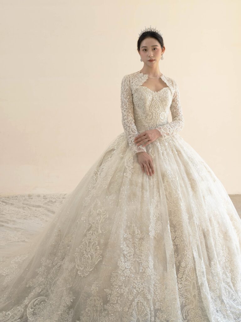 RF-059（アイボリー） | アトリエエム45周年記念ドレスの「Celeste（セレステ）」はアニバーサリードレスにふさわしい圧巻のウェディングドレス。トレーンの長さは圧倒的なロングトレーン、お袖やチョーカーは何通りも変更可。ハンドメイド刺繍にこだわり、異なる2種類エンブロイダリーレースを贅沢に重ね総レースのように仕立ててあります。スパンコールチュール、グリッターチュール、最後にクリスタルビーズを含めた刺繍はドレス全体が宝石のように輝きます✨