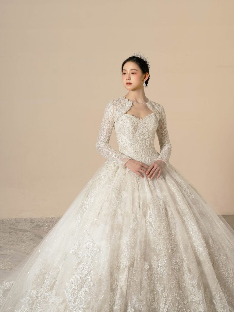 RF-059（アイボリー） | アトリエエム45周年記念ドレスの「Celeste（セレステ）」はアニバーサリードレスにふさわしい圧巻のウェディングドレス。トレーンの長さは圧倒的なロングトレーン、お袖やチョーカーは何通りも変更可。ハンドメイド刺繍にこだわり、異なる2種類エンブロイダリーレースを贅沢に重ね総レースのように仕立ててあります。スパンコールチュール、グリッターチュール、最後にクリスタルビーズを含めた刺繍はドレス全体が宝石のように輝きます✨