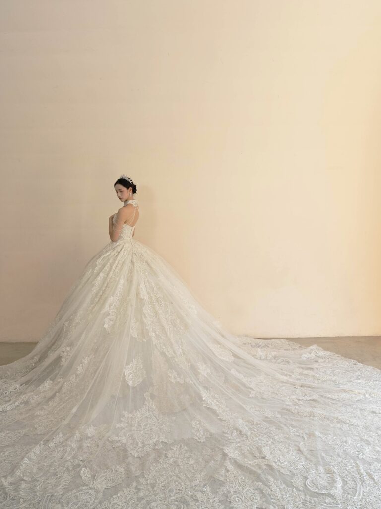 RF-059（アイボリー） | アトリエエム45周年記念ドレスの「Celeste（セレステ）」はアニバーサリードレスにふさわしい圧巻のウェディングドレス。トレーンの長さは圧倒的なロングトレーン、お袖やチョーカーは何通りも変更可。ハンドメイド刺繍にこだわり、異なる2種類エンブロイダリーレースを贅沢に重ね総レースのように仕立ててあります。スパンコールチュール、グリッターチュール、最後にクリスタルビーズを含めた刺繍はドレス全体が宝石のように輝きます✨