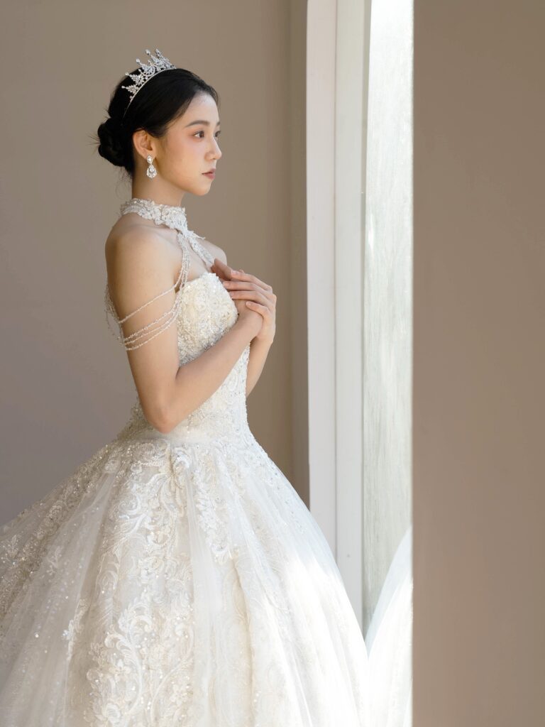 RF-059（アイボリー） | アトリエエム45周年記念ドレスの「Celeste（セレステ）」はアニバーサリードレスにふさわしい圧巻のウェディングドレス。トレーンの長さは圧倒的なロングトレーン、お袖やチョーカーは何通りも変更可。ハンドメイド刺繍にこだわり、異なる2種類エンブロイダリーレースを贅沢に重ね総レースのように仕立ててあります。スパンコールチュール、グリッターチュール、最後にクリスタルビーズを含めた刺繍はドレス全体が宝石のように輝きます✨