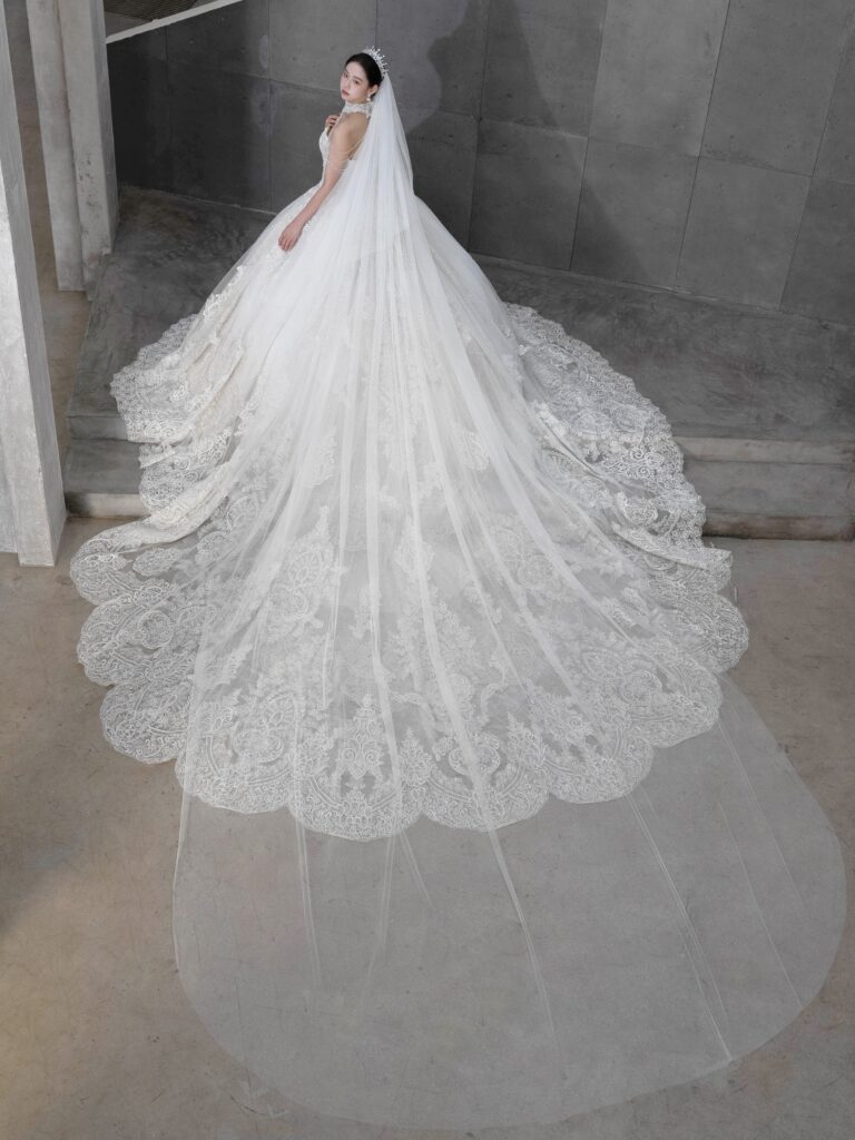 RF-059（アイボリー） | アトリエエム45周年記念ドレスの「Celeste（セレステ）」はアニバーサリードレスにふさわしい圧巻のウェディングドレス。トレーンの長さは圧倒的なロングトレーン、お袖やチョーカーは何通りも変更可。ハンドメイド刺繍にこだわり、異なる2種類エンブロイダリーレースを贅沢に重ね総レースのように仕立ててあります。スパンコールチュール、グリッターチュール、最後にクリスタルビーズを含めた刺繍はドレス全体が宝石のように輝きます✨