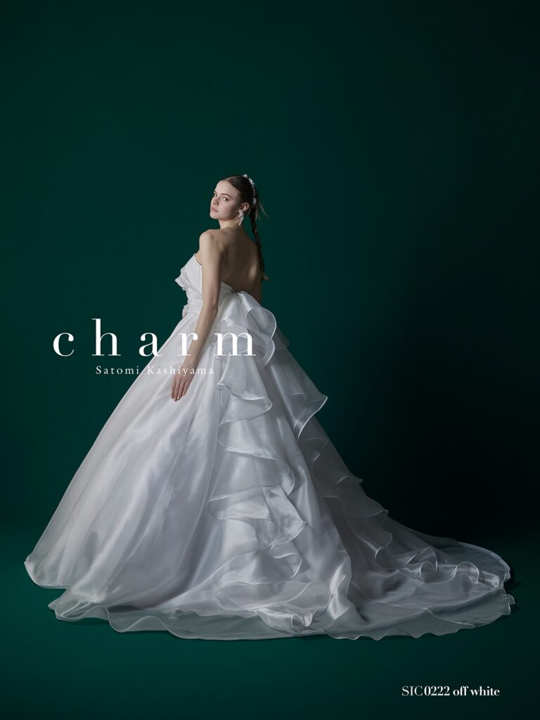 SIC0222（オフホワイト） | ”トップスの個性を生かす、インポートメッシュオーガン”ふっくりしたボリュームを表現させるクチュールモードが今の気分。トップスのフリルトップを外してバックトレーンのみでシンプルにも着こなせるバックコンシャスなドレス。