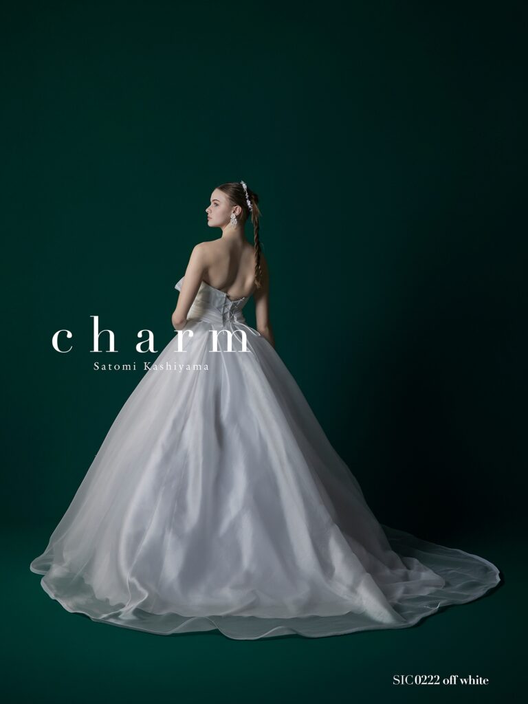 SIC0222（オフホワイト） | ”トップスの個性を生かす、インポートメッシュオーガン”ふっくりしたボリュームを表現させるクチュールモードが今の気分。トップスのフリルトップを外してバックトレーンのみでシンプルにも着こなせるバックコンシャスなドレス。